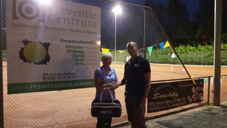 Mary Kors kreeg uit handen van Danny Bitter haar sporttas met inhoud.